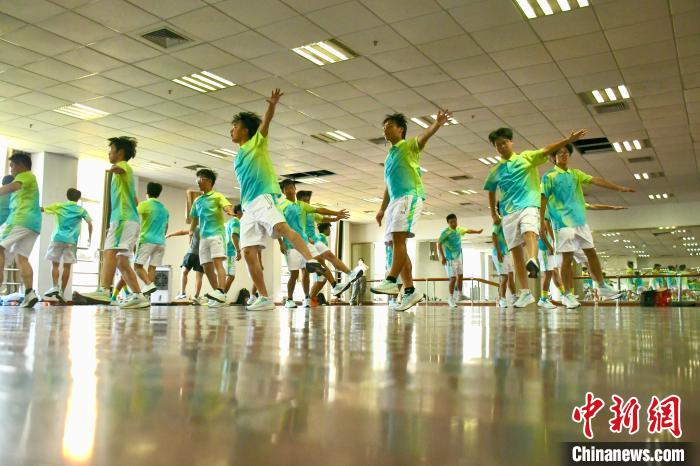 浙江理工大学24名男生化身吉祥物扮演志愿者 为