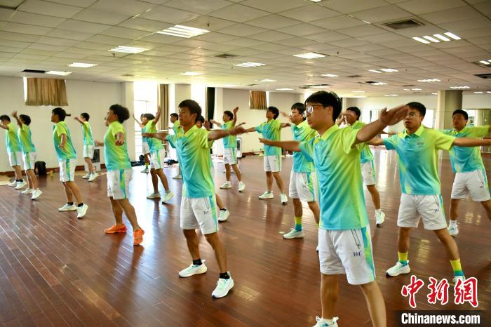 浙江理工大学24名男生化身吉祥物扮演志愿者 为