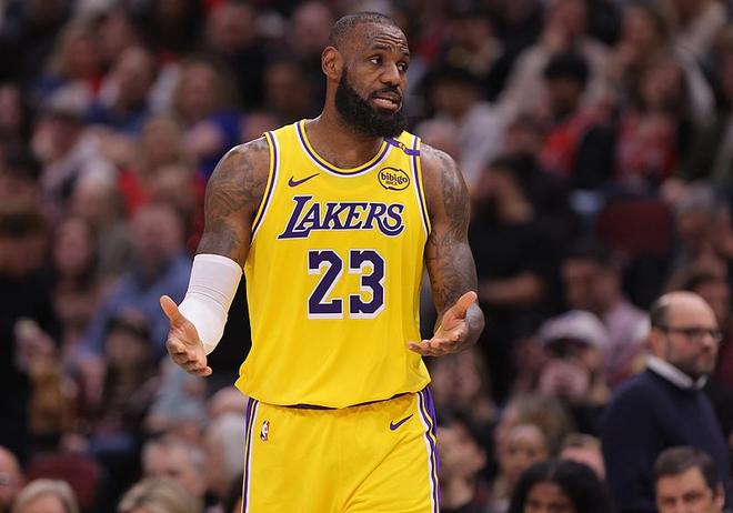 勒布朗詹姆斯全能表现助湖人轻取爵士 创生涯新